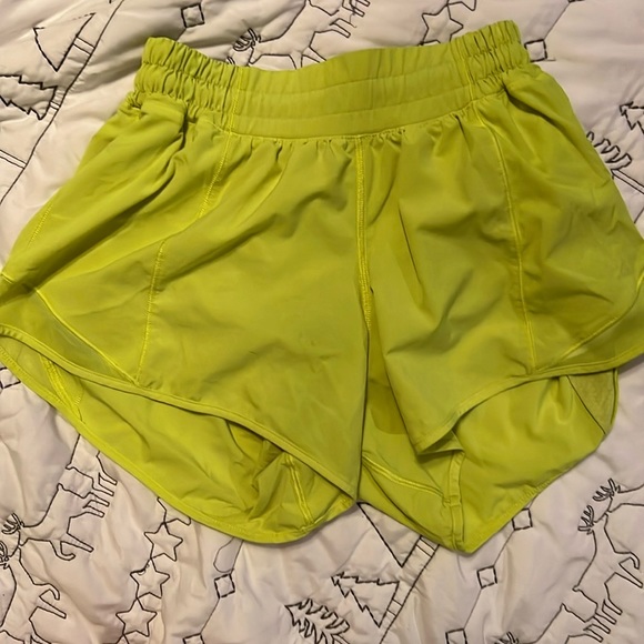 lululemon low rise 4in color: highlight yellow size: 4 💚💛 - Picture 1 of 5